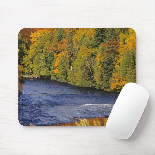 Bovenste Tahquamenon Herfsten in UP Michigan in Muismat (Met muis)
