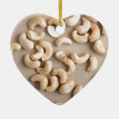 Bovenste uitzicht op ruwe cashewnoten, verspreid o keramisch ornament (Voorkant)