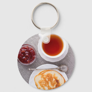 Bovenste uitzicht van een bord van warme pannenkoe sleutelhanger