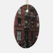 Bovenste westkant Brownstone Fire Escape NYC Snow Keramisch Ornament (Rechts)