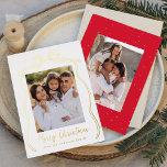 Bow Merry Christmas 2 Foto Goud Folie Feestdagenkaart<br><div class="desc">Vier het seizoen in stijl met deze luxe kerstkaart, met uw favoriete verticale familiefoto tegen een witte achtergrond versierd met een sierlijke gouden folie boog en lint. "Merry Christmas" schittert in gouden folie, het toevoegen van een vleugje sophisticatie, met ruimte hieronder om uw familienaam te personaliseren. De achterkant van de...</div>