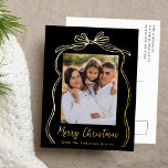 Bow Merry Christmas Black Foto Folie Feestdagen Briefkaart<br><div class="desc">Vier het vakantieseizoen met dit charmante briefkaart met kerstmis met de foto van uw familie omlijst door een feestelijke gouden folie boog en lint op een zwarte achtergrond. "Merry Christmas" is elegant geschreven in een charmant handgeschreven script met gouden folie, met ruimte om je familienaam hieronder te personaliseren. De achterkant...</div>