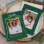 Bow Merry Christmas Green 2 Foto Folie Feestdagenkaart<br><div class="desc">Vier het seizoen in stijl met deze luxe folie kerstkaart, met uw favoriete verticale familiefoto tegen een donkergroene achtergrond versierd met een elegante, met de hand getekende gouden folie boog en lint. "Merry Christmas" schittert in gouden folie, het toevoegen van een vleugje sophisticatie, met ruimte hieronder om uw familienaam te...</div>