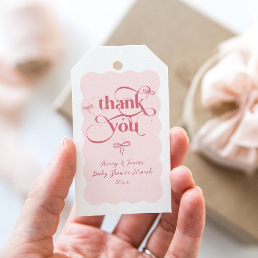 Bow Modern Minimalist Wavy Roze Meisje Baby shower Cadeaulabel