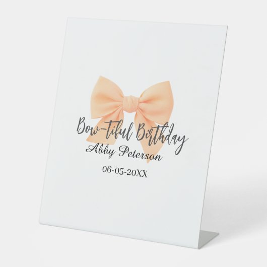 Bow-tiful birthday orange bow name date simple pas reclamebord met voetstuk (Voorkant)