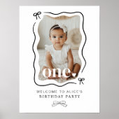 Bow Wavy Border Foto 1e Verjaardag Welkom Sign Poster (Voorkant)
