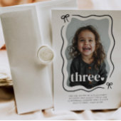 Bow Wavy Border Foto 3e verjaardag uitnodiging