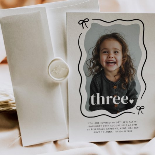 Bow Wavy Border Foto 3e verjaardag uitnodiging