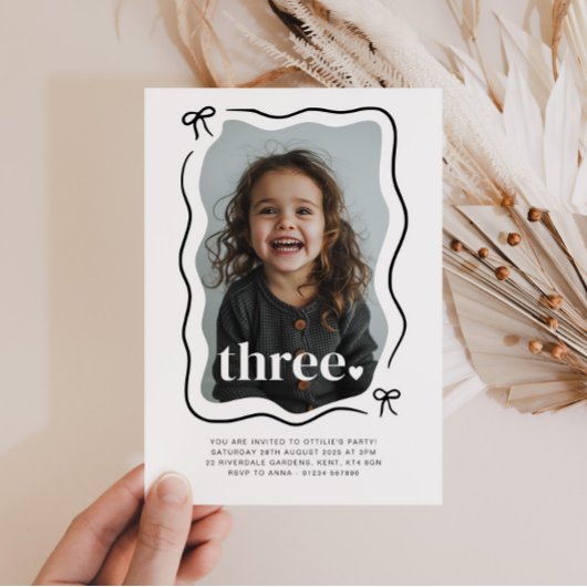 Bow Wavy Border Foto 3e verjaardag uitnodiging