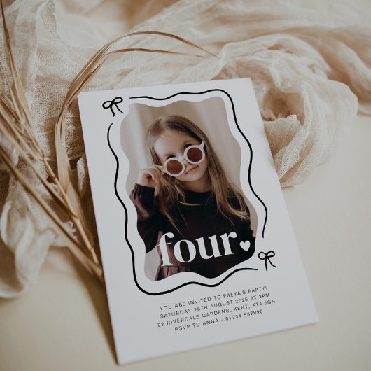 Bow Wavy Border Foto 4e verjaardag uitnodiging