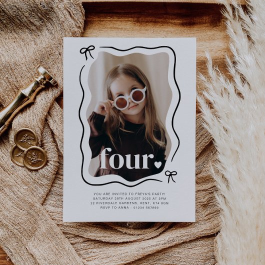 Bow Wavy Border Foto 4e verjaardag uitnodiging