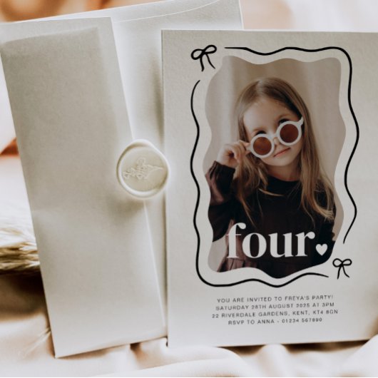 Bow Wavy Border Foto 4e verjaardag uitnodiging