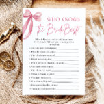 Bow Who Knows De Bruid Beste Vrijgezellenfeest Spe Kaart<br><div class="desc">Test de kennis van je gasten met onze "Who Knows The Bride Best" Vrijgezellenfeest Game. Met zijn charmante roze boog ontwerp, voegt dit spel een vleugje elegantie toe aan uw viering, terwijl gasten strijden om te zien wie de bruid het beste kent. Van trivia over haar favoriete dingen tot gedeelde...</div>