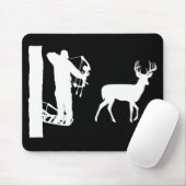 Bowhunter in Treestand Shooting Deer Muismat (Met muis)