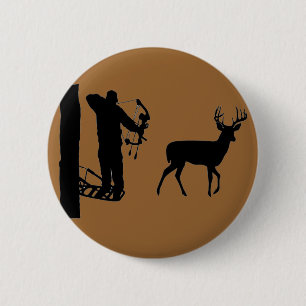 Bowhunter in Treestand Shooting Deer Ronde Button 5,7 Cm