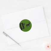 Bowhunter in Treestand Shooting Deer Ronde Sticker (Envelop)