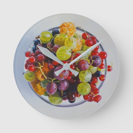 Bowl of Berries - Hyperrealistische Fruit Stilleve Ronde Klok (Voorkant)