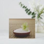 Bowl rijst met een bloem op een tatami-mat briefkaart (Staand voorkant)