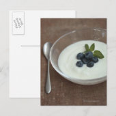 Bowl yoghurt met bosbessen op tafel briefkaart (Voorkant / Achterkant)