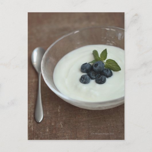 Bowl yoghurt met bosbessen op tafel briefkaart (Voorkant)