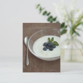 Bowl yoghurt met bosbessen op tafel briefkaart (Staand voorkant)