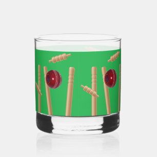 Bowled bij cricket op groen, whisky glas