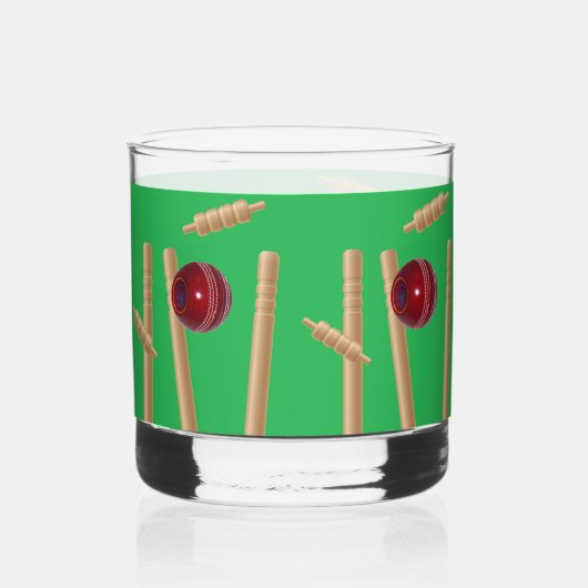 Bowled bij cricket op groen, whisky glas (Voorkant)