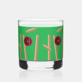 Bowled bij cricket op groen, whisky glas (Achterkant)