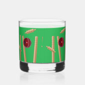 Bowled bij cricket op groen, whisky glas (Rechts)