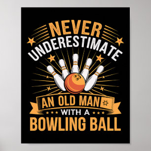 Bowlen onderschat nooit een oud Man met een kom Poster