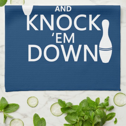 Bowling Houd kalm en sla ze omlaag - alle kleuren Theedoek (Gevouwen)