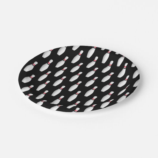 Bowling pinnen op zwart papieren bordje (Gekanteld)