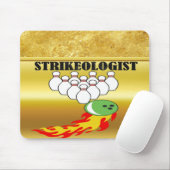 Bowling pins en ball met het woord STRIKEOLOGIST Muismat (Met muis)