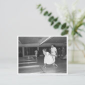 bowlingbaan vrouw in witte jurk briefkaart (Staand voorkant)