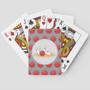 Bowlingbal raakt kegels met balpatroon pokerkaarten