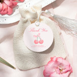 Bows & Babes Coquette Kersen Bachelorette Bedankjes Labels<br><div class="desc">Het "Bows & Babes Coquette Cherries" collectie geeft een lief, speels tintje aan elk feest. De suite beschikt over een kersencocktail met een delicate strik, waardoor een flirterige en leuke esthetiek ontstaat. Met een elegant script en zachte accenten legt dit collectie een vrouwelijke, coquette sfeer vast, ideaal voor een stijlvol...</div>