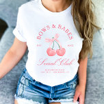 Bows & Babes Coquette Kersen Bachelorette T-shirt<br><div class="desc">Het "Bows & Babes Coquette Cherries" collectie geeft een lief, speels tintje aan elk feest. De suite beschikt over een paar charmante kersen aan elkaar gebonden met een delicate boog, het creëren van een flirterige en leuke esthetiek. Met een elegant script en zachte accenten legt dit collectie een vrouwelijke, coquette...</div>