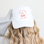 Bows & Babes Coquette Kersen Bachelorette Trucker Pet<br><div class="desc">Het "Bows & Babes Coquette Cherries" collectie geeft een lief, speels tintje aan elk feest. De suite beschikt over een kersencocktail met een delicate strik, waardoor een flirterige en leuke esthetiek ontstaat. Met een elegant script en zachte accenten legt dit collectie een vrouwelijke, coquette sfeer vast, ideaal voor een stijlvol...</div>