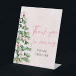 Bows Christmas Baby shower Bedankt voor uw komst Reclamebord Met Voetstuk<br><div class="desc">Bows Christmas Baby shower Bedankt voor het komen Teken 🎀🎄 Voeg een oprechte touch aan uw baby shower met dit charmante teken! Met elegante bogen, een feestelijke kerstboom en een besneeuwde achtergrond, is het een warm bedankt voor gasten om deze speciale dag te vieren. 💕 Perfect voor het plaatsen in...</div>