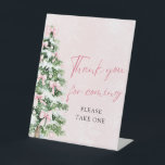 Bows Christmas Baby shower Bedankt voor uw komst Reclamebord Met Voetstuk<br><div class="desc">Bows Christmas Baby shower Bedankt voor het komen Teken 🎀🎄 Voeg een oprechte touch aan uw baby shower met dit charmante teken! Met elegante bogen, een feestelijke kerstboom en een besneeuwde achtergrond, is het een warm bedankt voor gasten om deze speciale dag te vieren. 💕 Perfect voor het plaatsen in...</div>