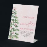 Bows Christmas Guess Hoeveel Snoepjes Baby shower Reclamebord Met Voetstuk<br><div class="desc">The Bows Christmas Guess Hoeveel Snoepjes Baby shower Sign is een leuke en feestelijke touch voor uw vakantie-thema feest! Met een charmant ontwerp met bogen, kerstelementen en een gezellige wintersfeer, moedigt dit bord gasten aan om het aantal snoepjes in een pot te raden. Perfect voor het toevoegen van leuke, vriendelijke...</div>