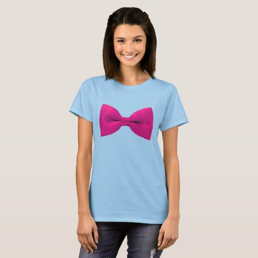 Bowtie Bikini in het roze T-shirt (Voorkant volledig)