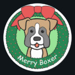 Boxer Christmas Ronde Sticker<br><div class="desc">vrolijk kerstfeest! Deze Boxer kunst beschikt over een schattige Boxer in een kerstkrans! Onze hondenkerst cartoons maken geweldige vakantiegiften voor hondenliefhebbers. Draag een Boxer T-shirt aan uw kerstfeest,  geeft Boxer magneten als vakantiegiften,  of verstuur vakantiegroeten met Boxer kerstkaarten! Bokser eigenaren zullen genieten van deze unieke hondenkunst tijdens het vakantieseizoen.</div>