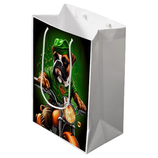 Boxer Dog Driving Bike St. Patrick's Day Medium Cadeauzakje (Voorkant Gekanteld)