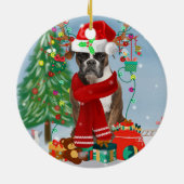 Boxer Dog in sneeuw met kerstcadeaus Keramisch Ornament (Achterkant)