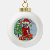 Boxer Dog in sneeuw met kerstcadeaus Keramische Bal Ornament (Voorkant)