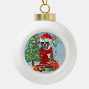 Boxer Dog in sneeuw met kerstcadeaus Keramische Bal Ornament