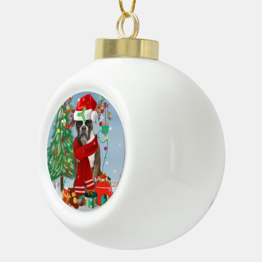 Boxer Dog in sneeuw met kerstcadeaus Keramische Bal Ornament (Rechts)