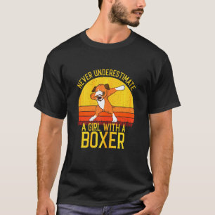 Boxer Dog onderschat nooit een meisje met een boxe T-shirt