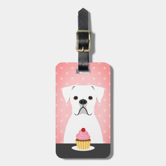 Boxer Dog White Eating Cupcake Roze Achtergrond Bagagelabel (Voorkant verticaal)